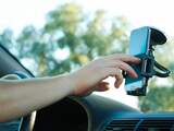 Aanraken smartphone in houder tijdens autorijden niet verboden