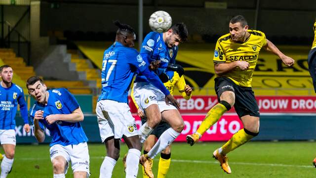 De spelers van Vitesse hadden geen antwoord op Giorgos Giakoumakis.