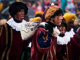 Pieten met roetvegen bij landelijke intocht van Sinterklaas