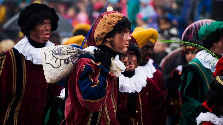 Pieten met roetvegen bij landelijke intocht van Sinterklaas