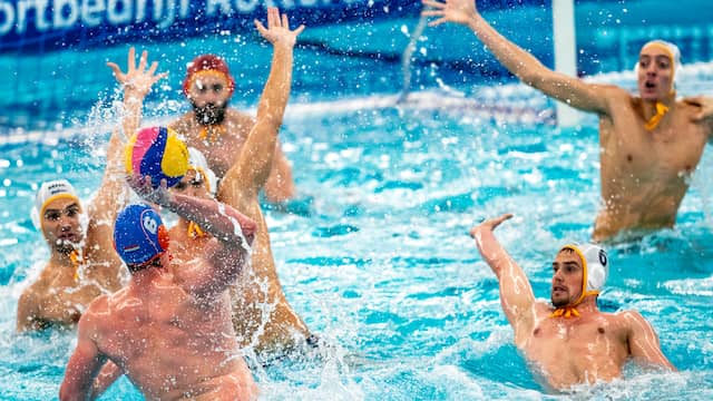 Robin Lindhout zoekt door een woud van Montenegrijnse handen ruimte voor een schot op doel.