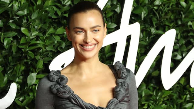 Irina Shayk tijdens de Fashion Awards in 2019.