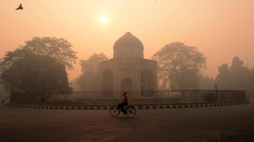 Dikke smog New Delhi door vuurwerk op Diwali