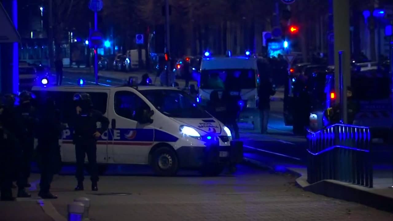 Beeld uit video: Geklap op straat nadat dader aanslag Straatsburg is gedood