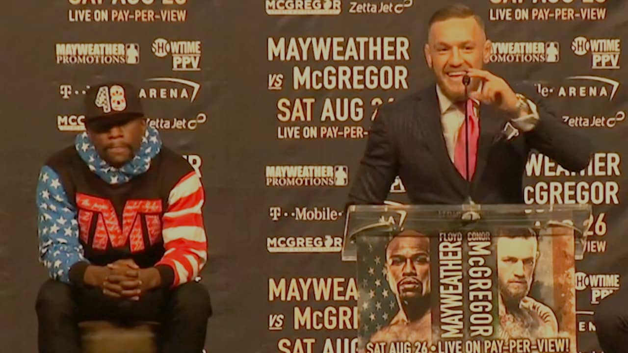 Beeld uit video: McGregor en Mayweather maken elkaar belachelijk tijdens persconferentie