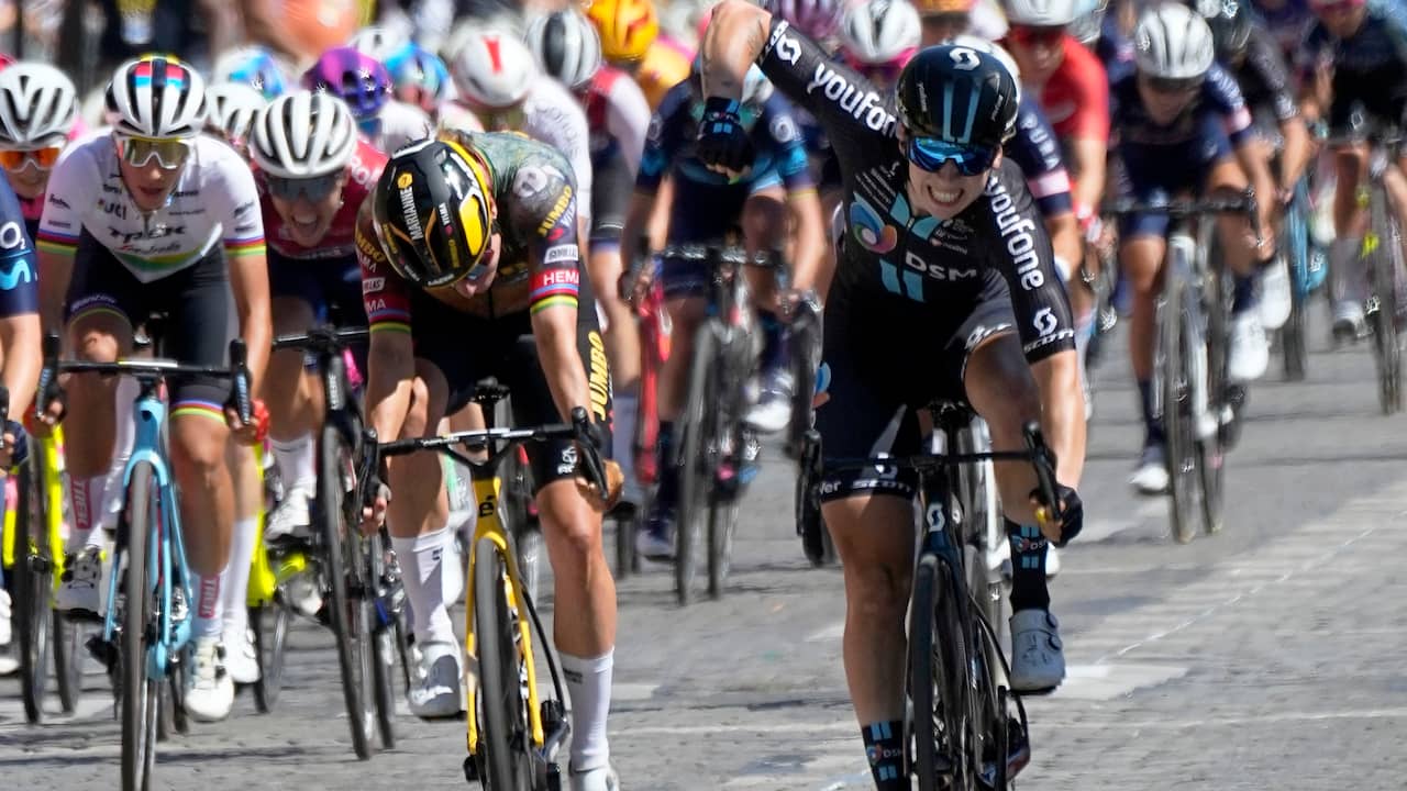 Wiebes klopt Vos op Champs-Élysées in openingsrit Tour de France Femmes |  Wielrennen | NU.nl