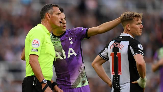 Sergio Reguilón wijst scheidsrechter Andre Marriner op het incident op de tribune.
