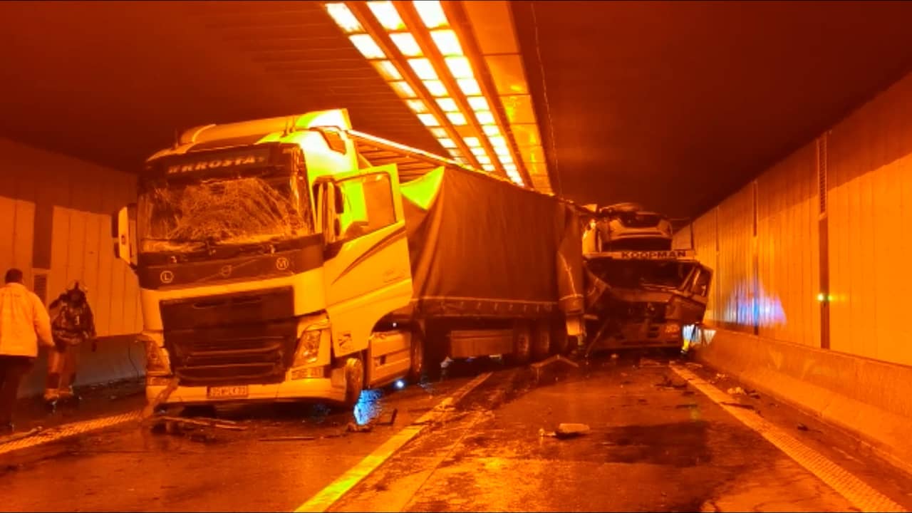 Beeld uit video: Twee vrachtwagens total loss na kop-staartbotsing bij Antwerpen