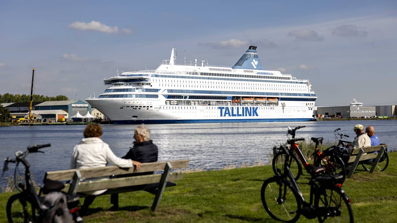 Asylum seekers can stay on a luxury ferry in Velsen-Noord by the court |  NOW