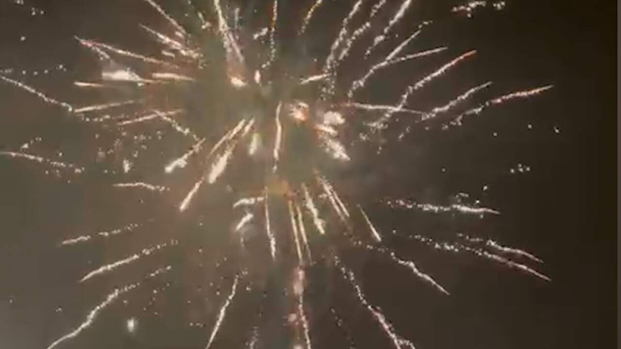 Beeld uit video: Utrechter steekt flinke vuurwerkpot af om 2022 in te luiden