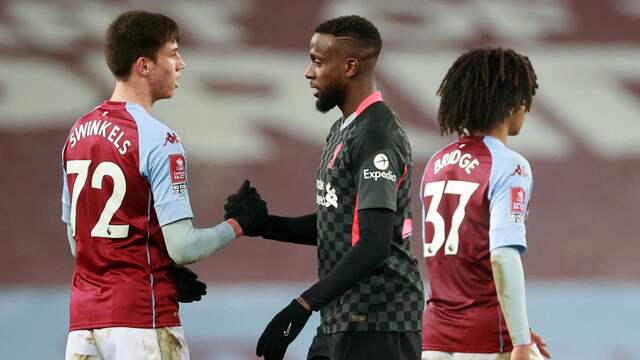 De pas zeventienjarige Sil Swinkels speelde het laatste kwartier mee bij Aston Villa.