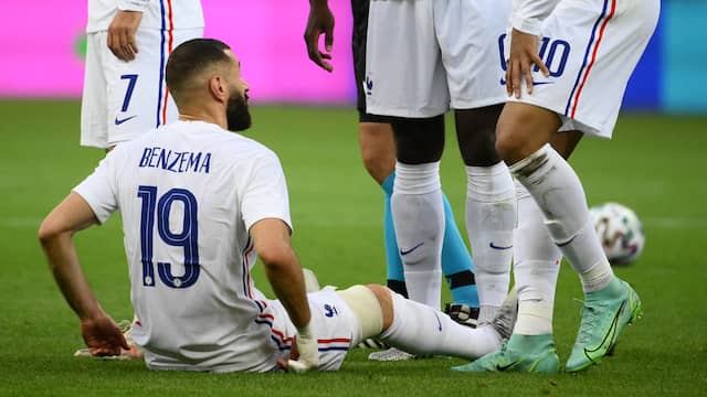 Karim Benzema moest zich vlak voor rust geblesseerd laten wisselen.