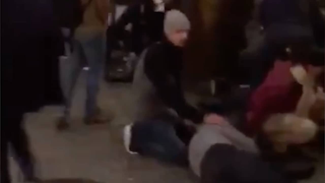 Beeld uit video: Omstanders helpen slachtoffers vlak na aanslag kerstmarkt Berlijn