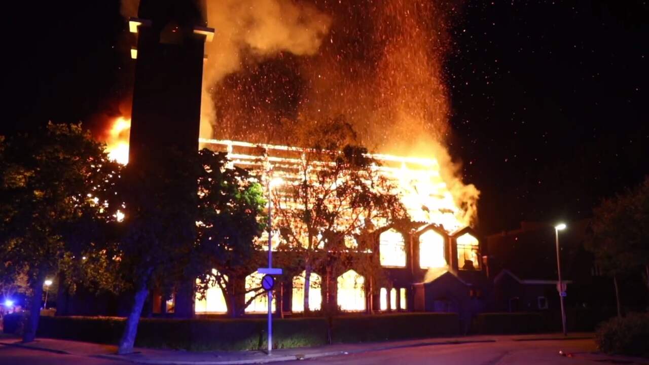 Grote brand verwoest kerk in Rotterdam