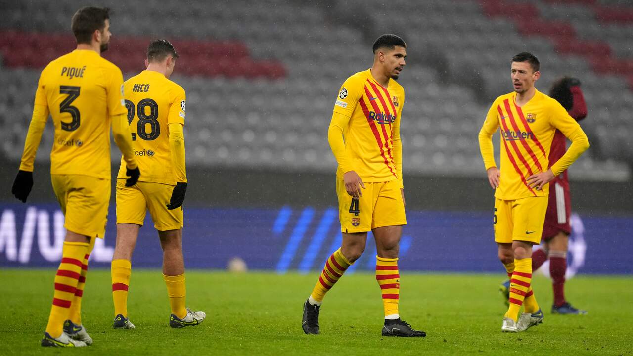 De spelers van FC Barcelona druipen af na de uitschakeling in de Champions League.