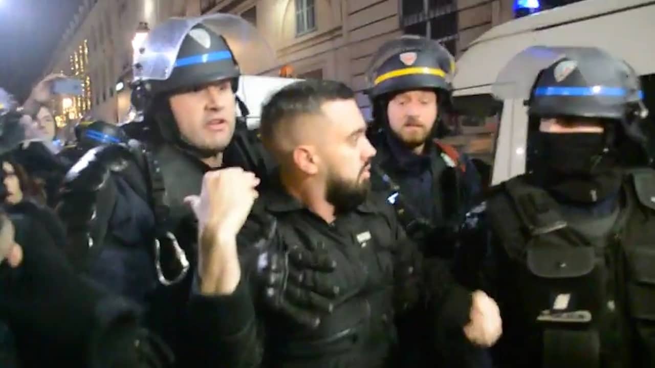 Beeld uit video: Grote politiemacht arresteert sleutelfiguur 'Gele Hesjes' in Parijs