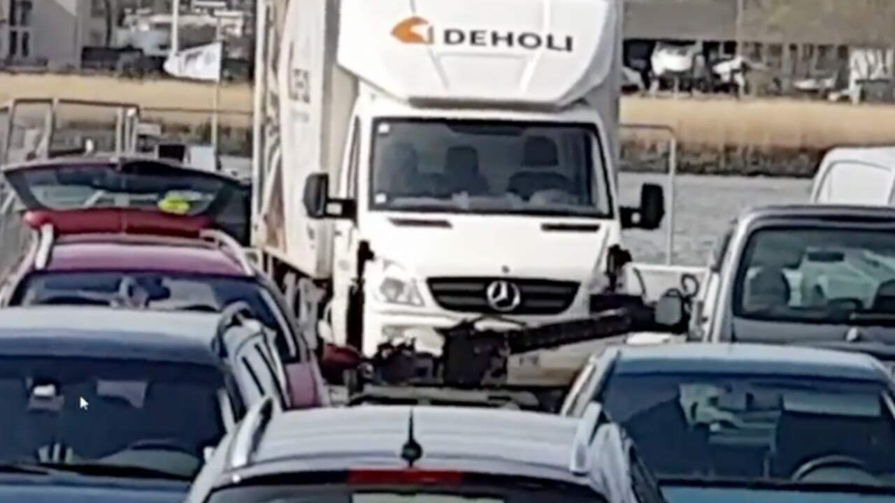 Beeld uit video: Robot onderzoekt verdachte auto in Antwerpen