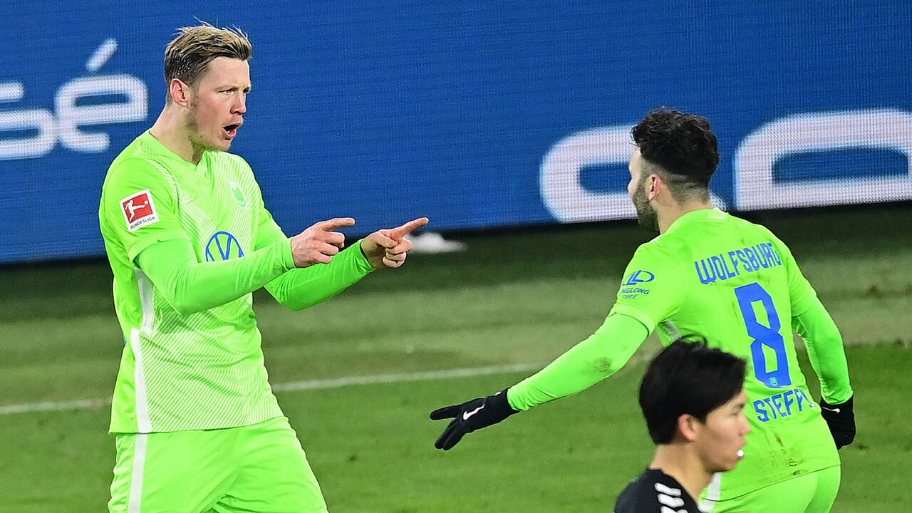 Wout Weghorst viert zijn treffer voor VfL Wolfsburg.