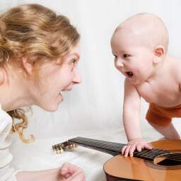 Zingen voor baby's is essentieel om taal te leren