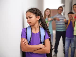 Pesten is soms moeilijk bespreekbaar. Ouders van Nu zet op een rij wat je juist niet en juist wel tegen je kind moet zeggen om het onderwerp bespreekbaar te maken.