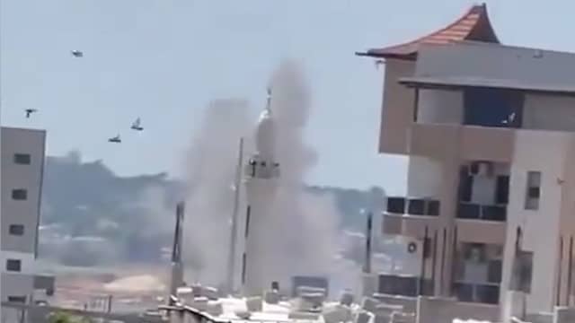 Israëliers vluchten naar schuilkelder terwijl Iron Dome raketaanval afweert