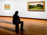 Woensdag 19 oktober: Belangstellenden bekijken schilderijen van Monet, Daubigny en Van Gogh tijdens de persopening van de tentoonstelling Daubigny, Monet, Van Gogh: Impressies van het landschap.
