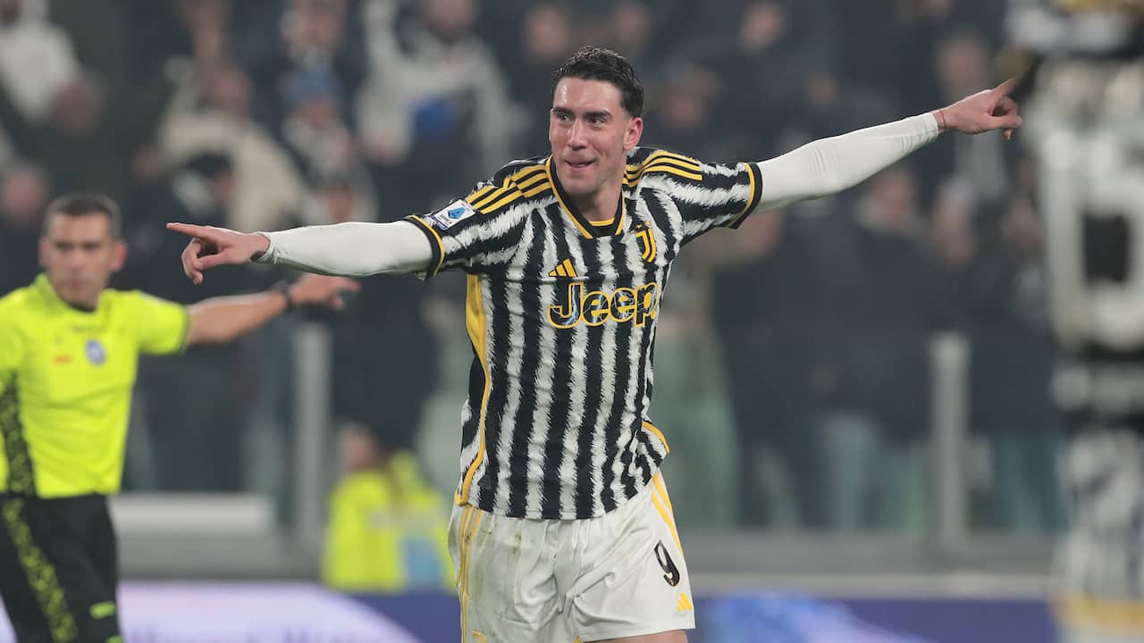 Vlahovic helpt Juventus met twee weergaloze poeiers aan zege op Sassuolo |  Voetbal | NU.nl