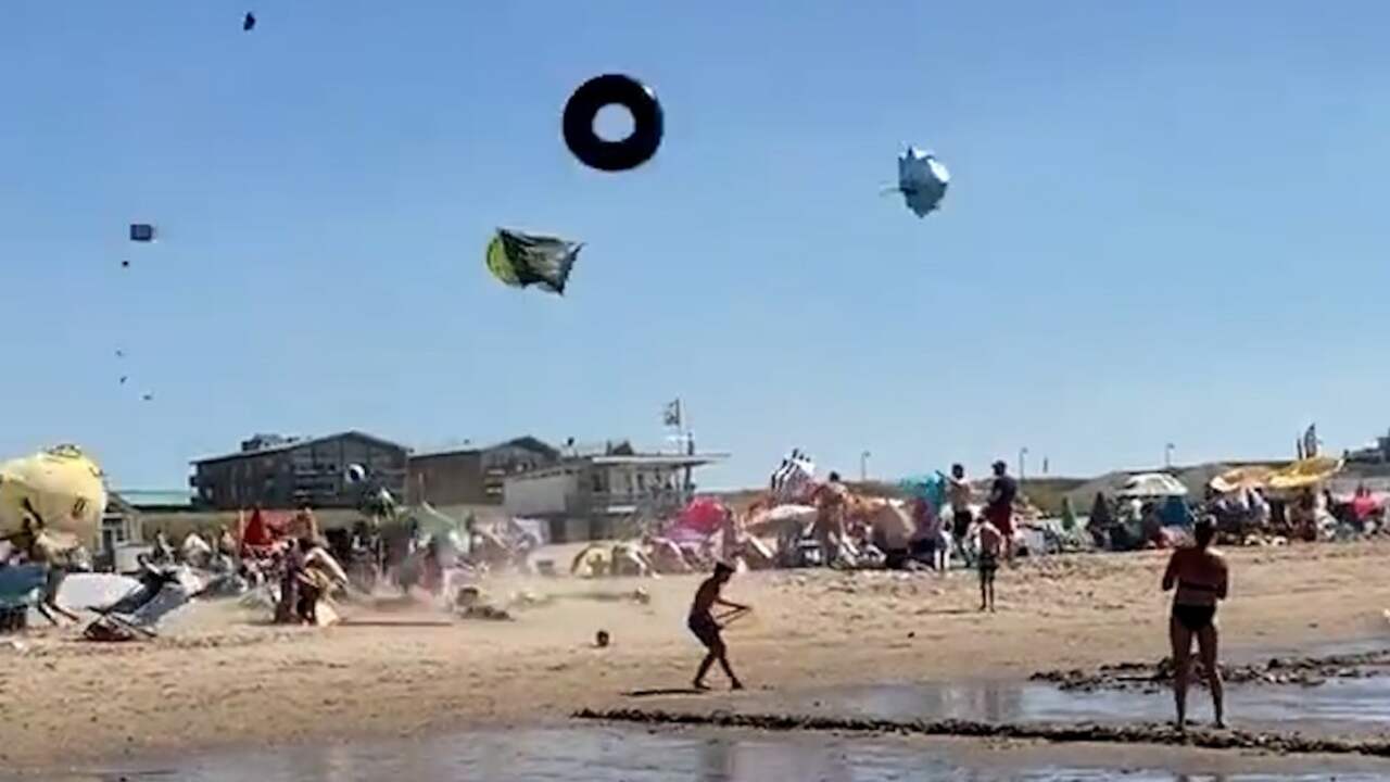 Beeld uit video: Windhozen laten parasols vliegen op Nederlandse stranden