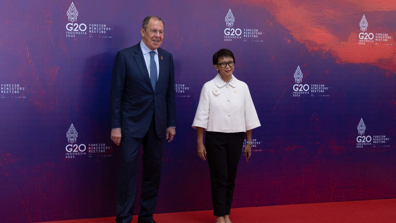 Sergey Lavrov pada KTT G20 dengan Menteri Luar Negeri Indonesia Retno Marsudi.