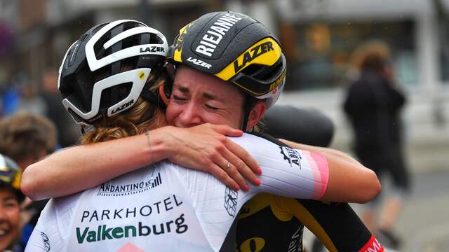 Riejanne Markus kon haar tranen niet bedwingen na haar eerste zege in een WorldTour-koers.