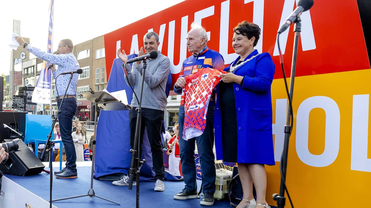 Joop Zoetemelk presenta la maglia rossa con il sindaco Sharon Dijksma e il direttore della Vuelta Javier Guillén.