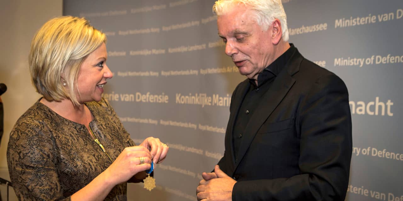 Jan Slagter ontvangt onderscheiding van ministerie van Defensie