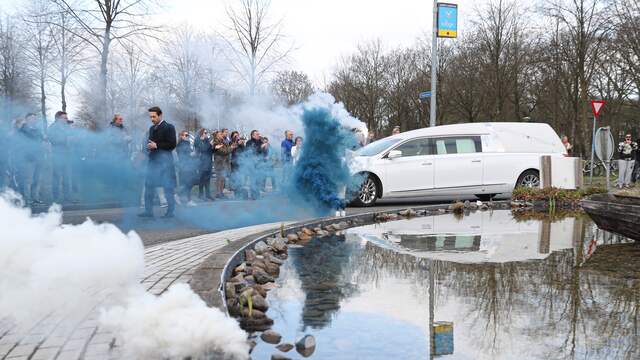 De afscheidsroute begon rond 9.00 uur in Loosdrecht. Het afscheid van Bibian Mentel vindt zaterdag in besloten kring plaats.