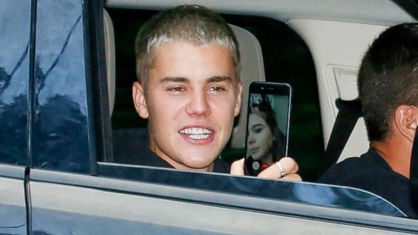 Justin Bieber aangehouden voor bellen in de auto
