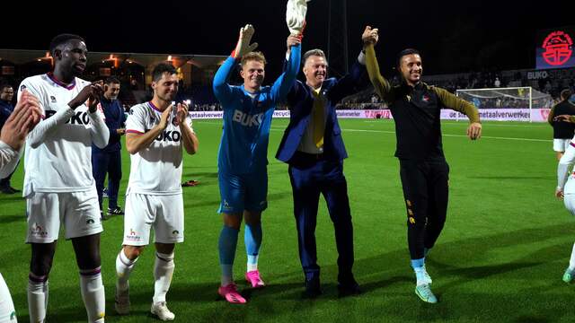 Telstar hield de voorsprong vast en dus vierde Van Gaal de overwinning met de spelers en fans.