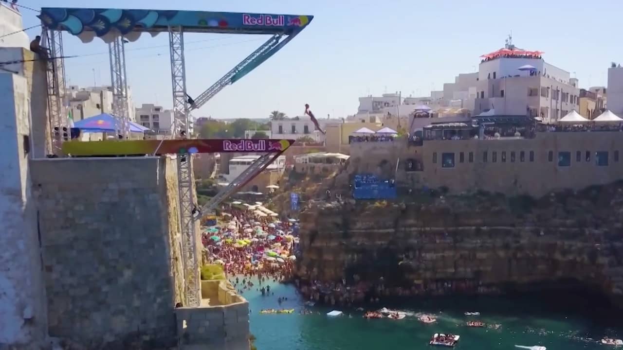 Beeld uit video: Duikers springen vanaf hoge klif bij Italiaans dorp in het water