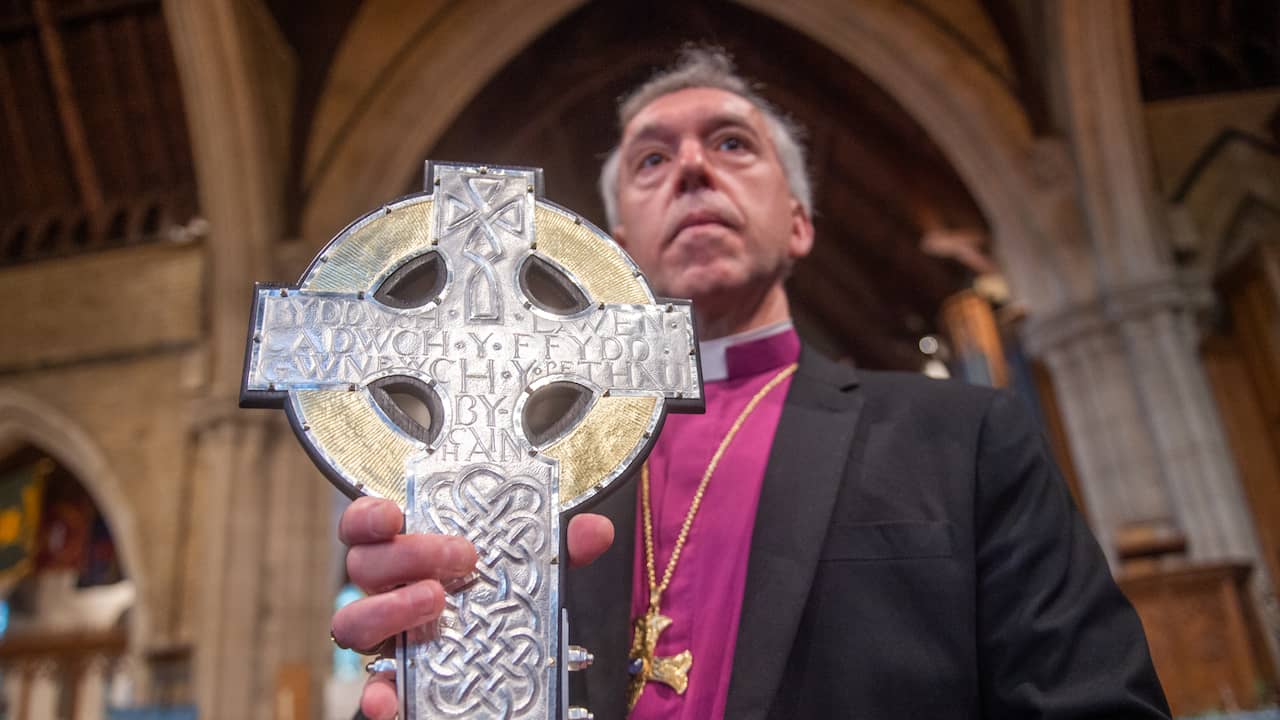 Papa dona parti della croce su cui morì Gesù per l’incoronazione di Carlo |  famiglia reale