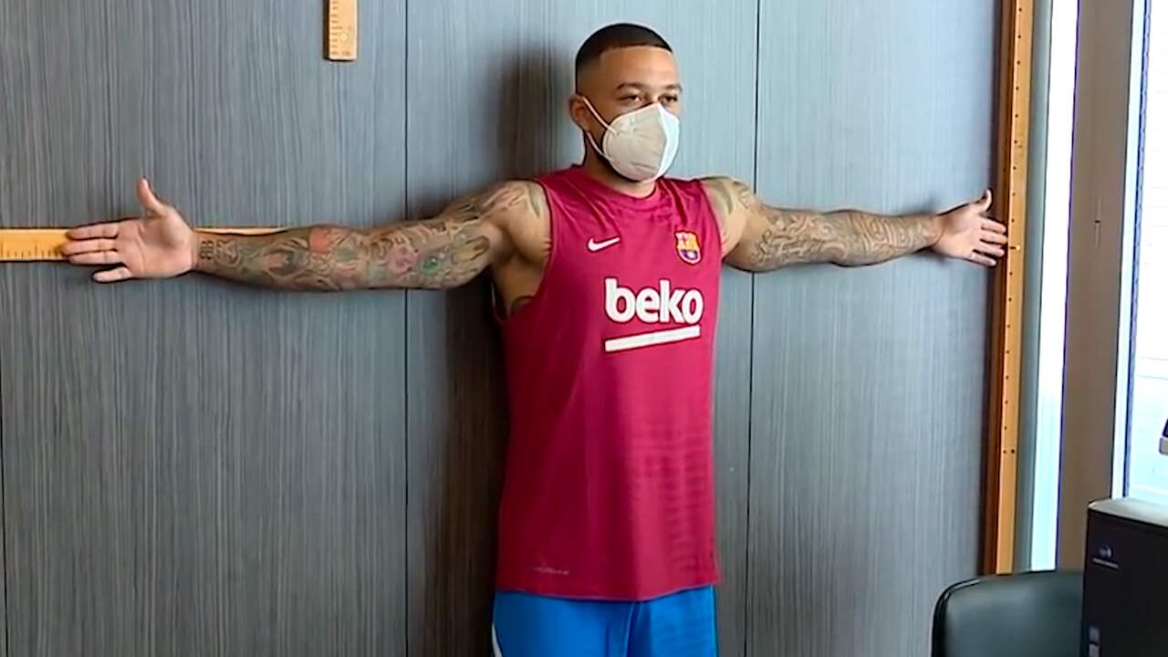 Beeld uit video: Memphis arriveert in Camp Nou voor medische keuring