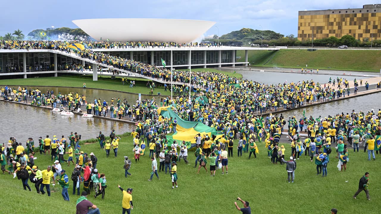 I sostenitori dell’ex presidente brasiliano Bolsonaro assaltano l’edificio del parlamento |  All’estero