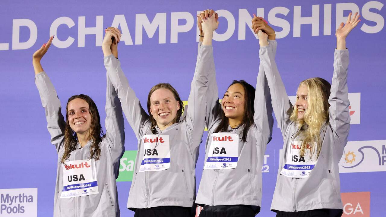 De Amerikaanse vrouwen pakten goud op de 4x100 meter wisselslag.