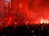 Politie roept feestende Liverpool-fans op zich aan coronaregels te houden