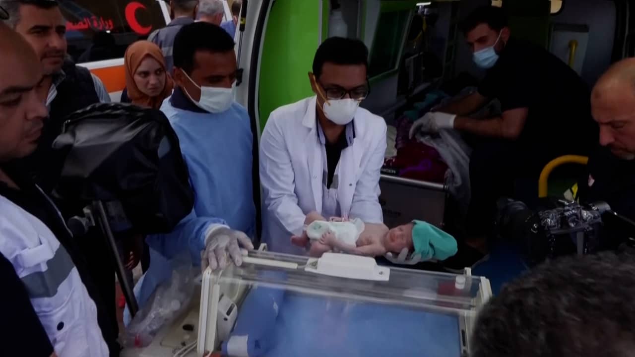 Beeld uit video: Premature baby's in couveuse vervoerd van Gaza naar Egypte