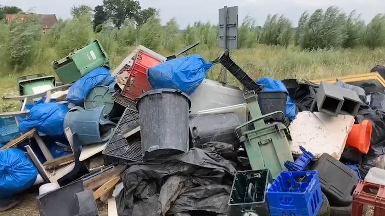 Beeld uit video: Afvalberg langs Maas na overstromingen, vrijwilligers in actie