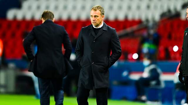 Hans-Dieter Flick werd met Bayern München ondanks een 0-1-zege in Parijs uitgeschakeld.