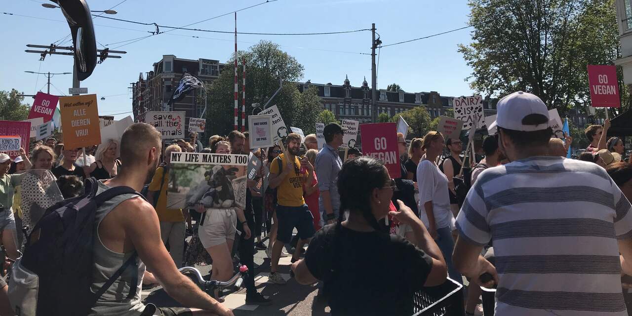 Dierenrechtenorganisaties houden mars tegen uitbuiten dieren Amsterdam