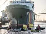 Greenpeace-activisten vastgezet op palmolieschip op weg naar Rotterdam