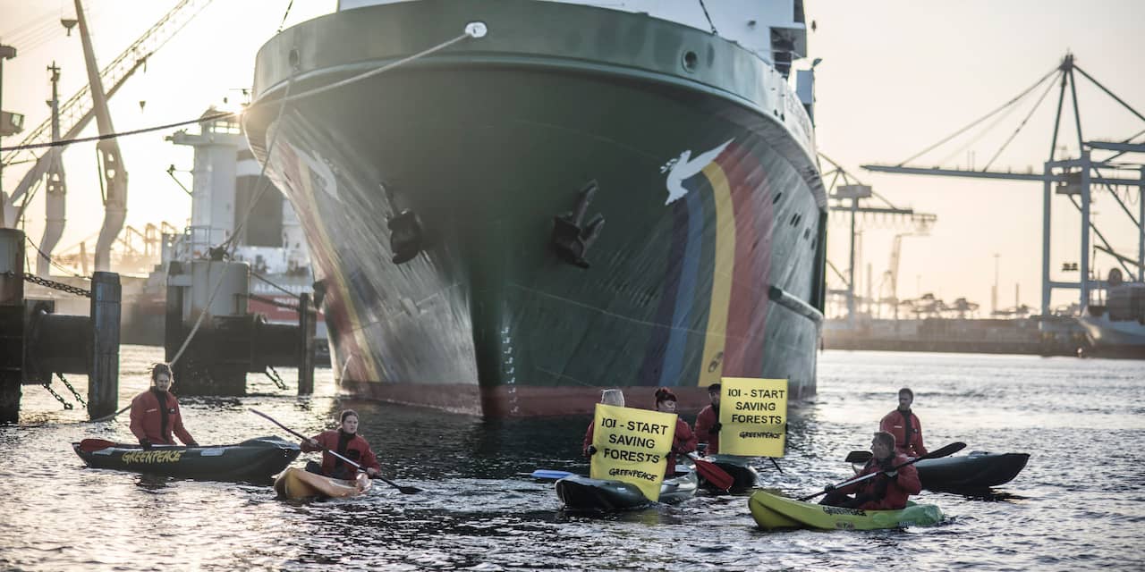 Greenpeace-activisten vastgezet op palmolieschip op weg naar Rotterdam
