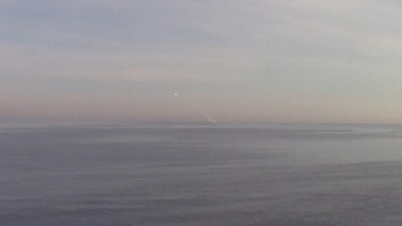 Beeld uit video: Rusland vuurt raketten op Oekraïne af vanuit onderzeeër