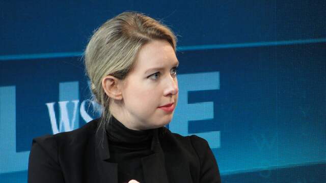 Elizabeth Holmes staat voor de rechter op verdenking van fraude en misleiding met haar biotechbedrijf Theranos.