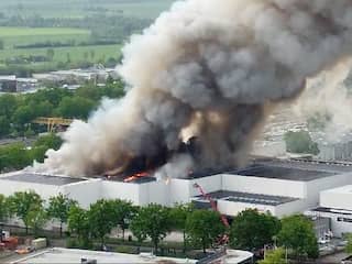 Drone filmt grote brand in Oss die al een dag woedt